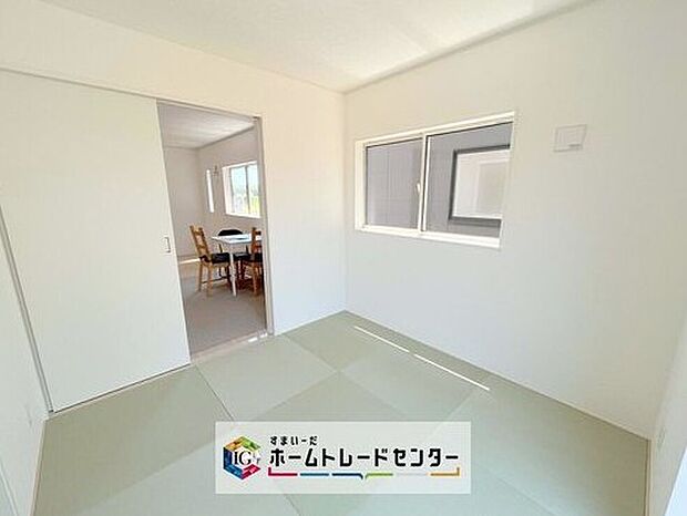 【リビング以外の居室】畳のやさしい肌触りでくつろげる和洋室。リビングとつなげれば空間が広く感じられ、来客時や子どもの遊び場、お昼寝スペースにも便利です。