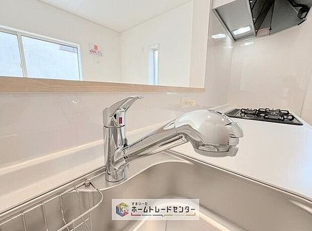【【浄水器】】浄水カートリッジ内蔵で場所を取らずに見た目もスッキリ。ノズルはシャワーヘッドになっておりお掃除も楽々です。