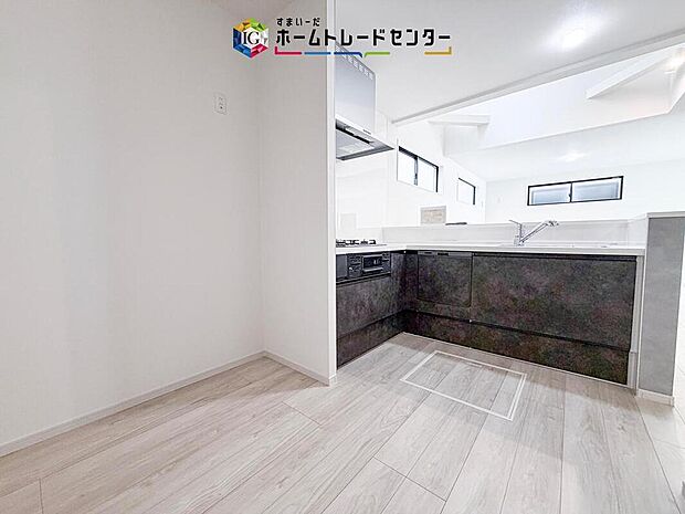 【【キッチン】】キッチンには大容量のオールスライド式の収納を採用しております。奥までしっかりと収納として活用でき、取り出す時も手前の物をどかしたりする手間など掛かりません、キッチン周りをいつもスッキリにしておけます。