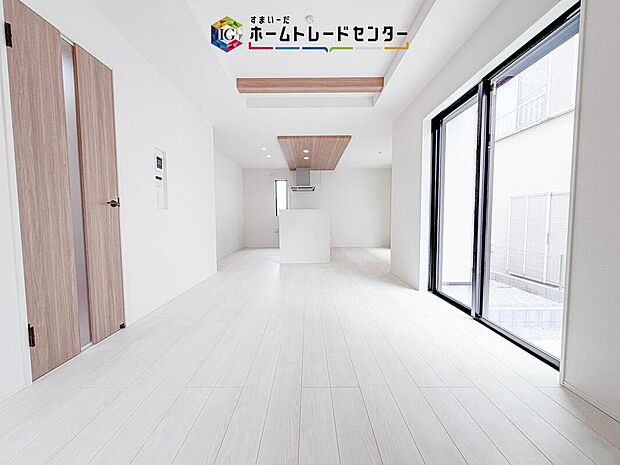 【リビング】大きな窓から光を取り込みやすく、白を基調とした明るく開放的な空間です。木目をあしらった折上天井がアクセントになり、家族で食事や会話を楽しむ毎日の団らんを心地よく彩ります。