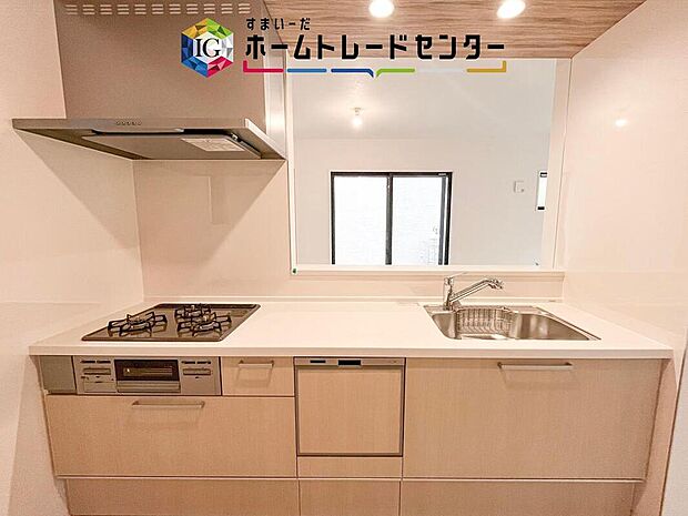 【キッチン】対面キッチンからリビングへ目が届き、夕食を作りながら家族と会話を続けられます。お子さまの宿題や遊ぶ様子も見守りやすく、料理の時間が家族と離れる時間になりにくいのもうれしい魅力です。
