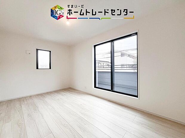 【リビング以外の居室】明るさを取り込みやすい洋室は、寝室だけでなく子ども部屋や在宅ワークにも使いやすい空間です。家族構成や働き方が変わっても、家具の置き方を変えながらその時々に合った使い方を続けられます。