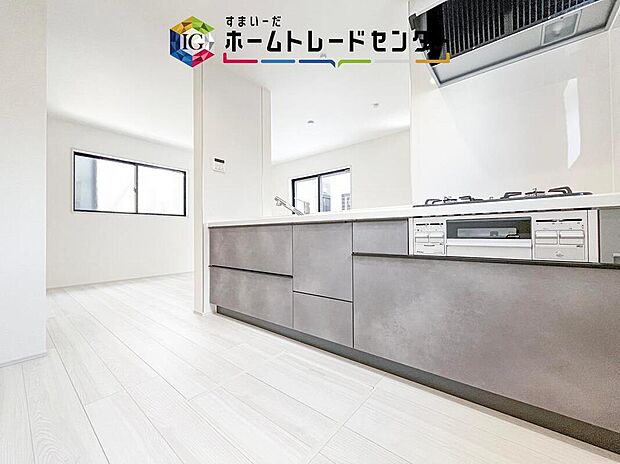【【キッチン】】キッチンには大容量のオールスライド式の収納を採用しております。奥までしっかりと収納として活用でき、取り出す時も手前の物をどかしたりする手間など掛かりません、キッチン周りをいつもスッキリにしておけます。