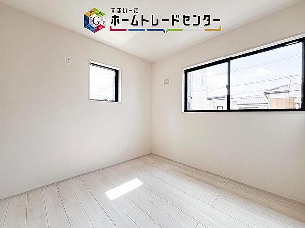 【リビング以外の居室】こちらは2番目に暗いお部屋です。あえて2番目に暗いと書きましたが、これで暗いと言ったら怒られてしまうだろうなというくらいしっかりとした明るさを確保できています。もちろんこちらも2面採光風通しも良好です