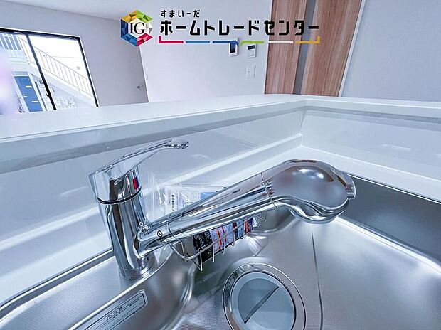 【【浄水器】】浄水カートリッジ内蔵で場所を取らずに見た目もスッキリ。ノズルはシャワーヘッドになっておりお掃除も楽々です。
