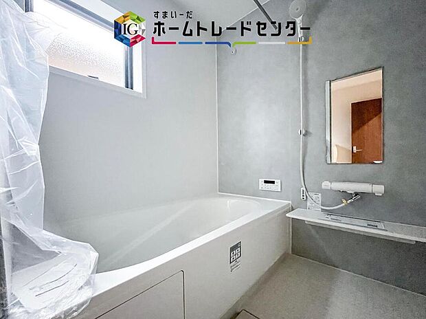 【【浴室】】浴室は、仕事や家事を終えた夜にゆっくり体を休める場所。浴槽につかって一日の疲れをほどきながら、お子さまとの入浴時間も楽しめる、家族の日常に欠かせない空間です。毎日のリラックスタイムを支えます。