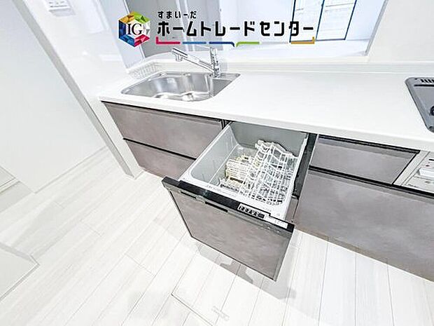 【【食洗器】】食洗器を備えているため、食後の洗い物にかかる手間を減らせます。夕食後は片付けを任せている間にお子さまの宿題を見たり、家族とくつろいだりと、夜の時間を使いやすくなります。家事の負担軽減にも役立ちます。