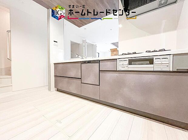 【キッチン】カウンターキッチンなら、料理をしながらリビングの家族へ声を掛けやすく、お子さまの様子にも目が届きます。夕食の準備中も会話が続き、家事の時間が家族と離れにくい間取りです。配膳もしやすい配置です。