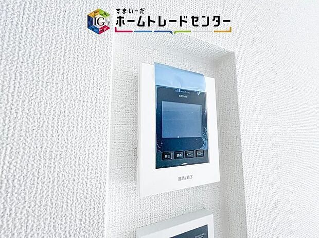 【【TVモニター付きインターホン】】録画機能もあり、どのような人が何時に来訪されたのかが分かります。防犯上はもちろん、お届け物などの把握にも便利です。ライトが付いているので、夜間でも安心です。