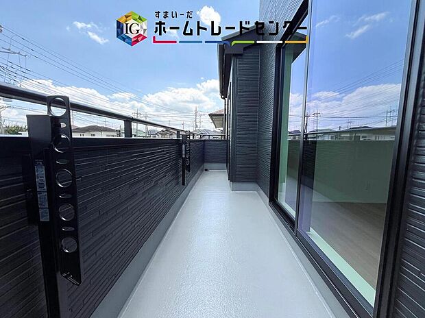 【バルコニー】南東面に面したバルコニーはもちろん日当たり良好です。お洗濯物を干していただく際にも楽にできるように奥行きを広くお取りいたしました。明るく、暖かなゆとりあるスペースで快適に家事を行っていただけます。