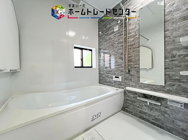 【【浴室】】一坪タイプのユニットバスは、足をしっかりと延ばして一日の疲れを癒すことが可能です。浴室暖房乾燥機も完備しておりますので、カビの心配が無いのはもちろん、雨の日のお洗濯物はお風呂で乾かせます。