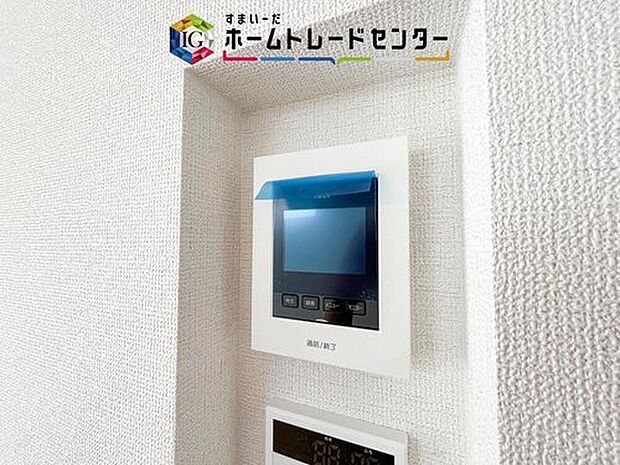 【【TVモニター付きインターホン】】録画機能もあり、どのような人が何時に来訪されたのかが分かります。防犯上はもちろん、お届け物などの把握にも便利です。ライトが付いているので、夜間でも安心です。

