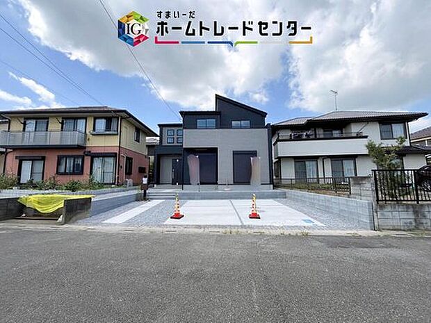 【【カースペース3台】】カースペースが3台分ございますので、家族分の自転車を駐輪したり、急な来客用の駐車スペースとしてもお使いいただけます。

