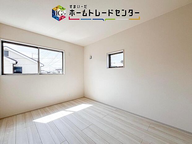 【リビング以外の居室】こちらは2番目に暗いお部屋です。あえて2番目に暗いと書きましたが、これで暗いと言ったら怒られてしまうだろうなというくらいしっかりとした明るさを確保できています。もちろんこちらも2面採光風通しも良好です