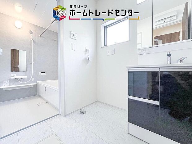 【【洗面台・洗面所】】合わせ鏡が可能な3面鏡です。朝の忙しい時間でもの身だしなみのチェックもここだけで完結できます。もちろん鏡の後ろは充分な収納力を持った収納となっており、視界に入る部分はスッキリと片付きます。