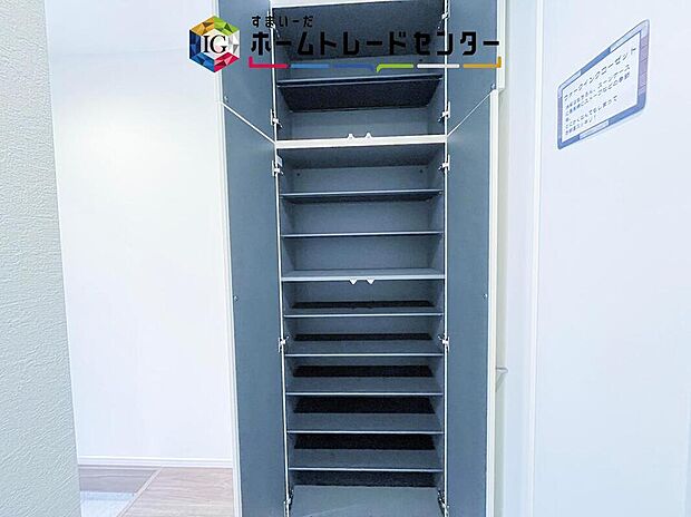 【収納】玄関に備え付けのシューズボックス。大容量の収納力でご家族の履物もすっきり収納できます♪片付けが楽になる豊富な収納は、日々のストレス軽減にもつながります。