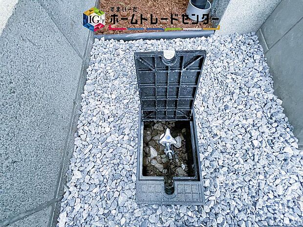 【外水栓】バーベキューなど、お庭でアウトドアを楽しむ方にとっては、外に水栓があれば家の中から水を運び出す手間が省けます。洗車の際にも便利です♪
