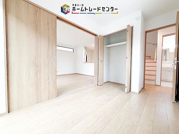 【リビング以外の居室】引き戸を開けると隣の部屋とつながる、使い方に幅のある空間です。普段は広く一体で使い、必要に応じて個室として分けるなど、家族構成や暮らし方の変化に合わせて使えます。