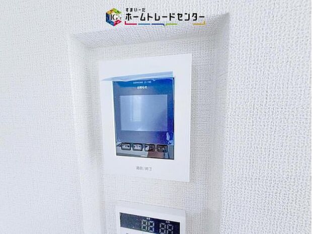 【【TVモニター付きインターホン】】録画機能もあり、どのような人が何時に来訪されたのかが分かります。防犯上はもちろん、お届け物などの把握にも便利です。ライトが付いているので、夜間でも安心です。