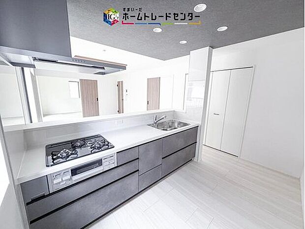 【【キッチン】】人気の対面式キッチン☆お食事の準備をしながらでもご家族とのコミュニケーションを楽しめます♪スライドタイプの収納を採用してますので、奥までしっかりと収納空間を利用できます。取り出しも簡単に♪
