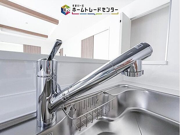【【浄水器】】浄水カートリッジ内蔵で場所を取らずに見た目もスッキリ。ノズルはシャワーヘッドになっておりお掃除も楽々です。