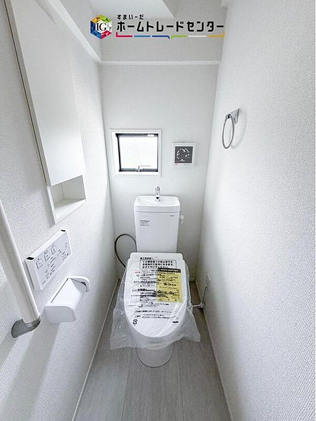 【【トイレ】】暖房機能の付いた便座は冬の寒い日にはあって良かったと本当に思います。もちろん快適で清潔なシャワー機能は標準で備えています。スペースも広くとっているので普段のお掃除もしやすいトイレスペースです。