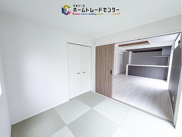 【リビング以外の居室】畳のやさしい肌触りでくつろげる和洋室。リビングとつなげれば空間が広く感じられ、来客時や子どもの遊び場、お昼寝スペースにも便利です。