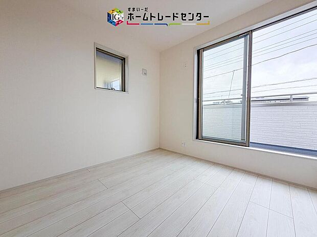 【リビング以外の居室】2階洋室です。このお部屋と隣室どちらからでもバルコニーは出入り可能です。バルコニーに面したお部屋を主寝室にしたのはいいけれど、お休みになってる方がいてお洗濯ものを干しに行けない、なんてことはありません