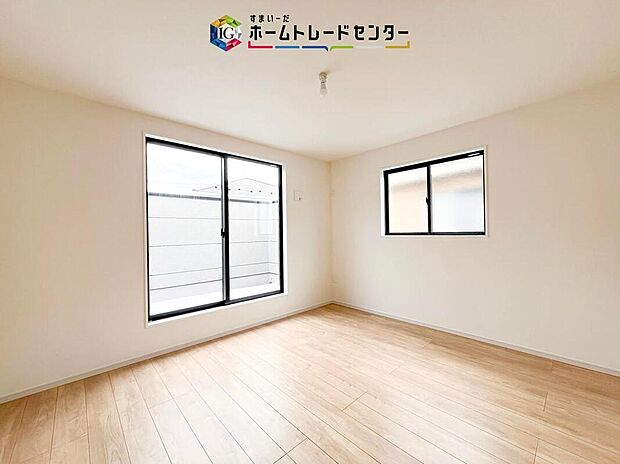 【リビング以外の居室】日当りの良さは写真でも充分に伝わるかと思いますが、開放感のある周囲にめぐまれたおかげで、風通しもとても良くなっております。ぜひ現地を見ていただき体感していただきたいポイントです。