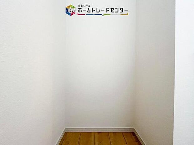 【【ウォークインクローゼット】】お子様との思い出もたっぷりしまえるウォークインクローゼット。衣類だけでなく、鞄などの小物からスーツケースやレジャー用品などの大きな物までたっぷり収納出来ます。

