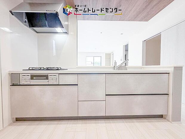 【【キッチン】】リビングを見渡しやすい対面式キッチンです。3口コンロで同時調理もしやすく、収納もたっぷり確保。木目調の天井が空間のアクセントとなり、毎日の料理時間を心地よく彩ってくれます。