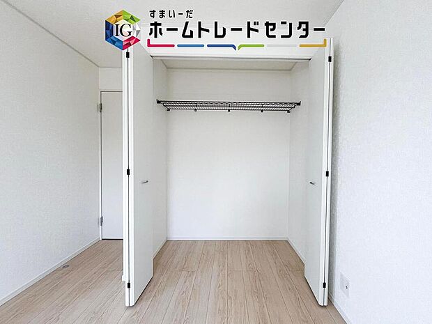 【収納】棚付きのクローゼットは、ハンガー収納と小物整理を両立しやすい設計。衣類やバッグを見やすくまとめられるので、忙しい朝の身支度や季節ごとの衣替えもスムーズ。収納家具を増やしすぎず、お部屋を広く使えます。