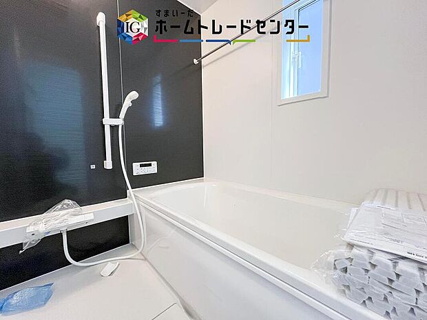 【【浴室】】一坪タイプのユニットバスは、足をしっかりと延ばして一日の疲れを癒すことが可能です。浴室暖房乾燥機も完備しておりますので、カビの心配が無いのはもちろん、雨の日のお洗濯物はお風呂で乾かせます。