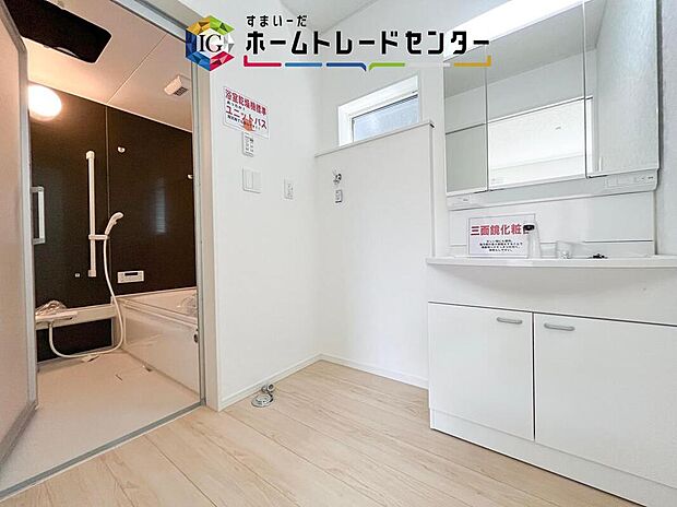 【【洗面台・洗面所】】合わせ鏡が可能な3面鏡です。朝の忙しい時間でもの身だしなみのチェックもここだけで完結できます。もちろん鏡の後ろは充分な収納力を持った収納となっており、視界に入る部分はスッキリと片付きます。
