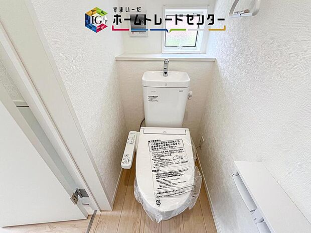 【【トイレ】】意外と後から気になるのがトイレの窓です。換気扇でもよいのですが、密閉された空間だからこそ、外気を取り込んだ方は、やはり気分はいいものです。もちろん今では当たり前のシャワートイレを採用しております。
