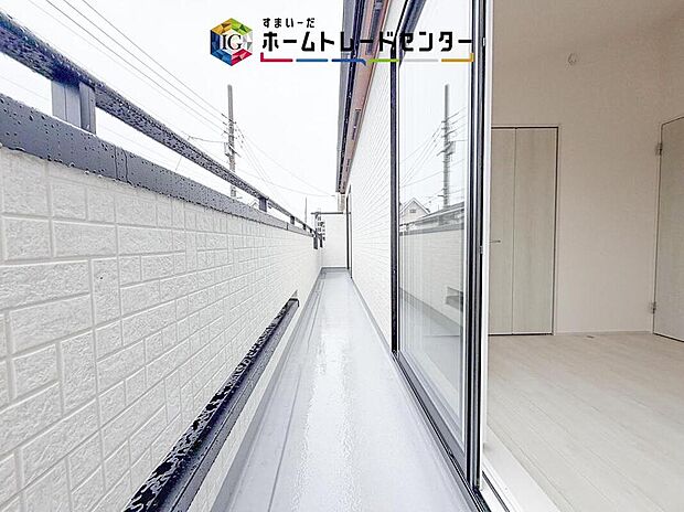 【バルコニー】バルコニーは2部屋以上からの出入りが可能となっております。同じ家族でも生活スタイルが異なる今の時代、昼間お休みになられている方がいても支障なくバルコニーを使えるために必要とされる要素かと思います。