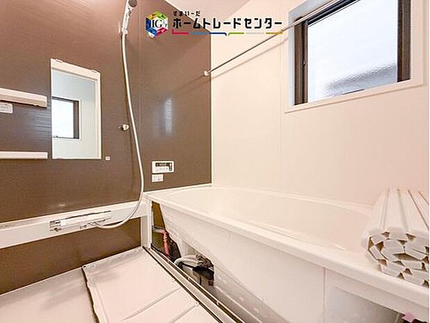 【【浴室】】一坪タイプのユニットバスは、足をしっかりと延ばして一日の疲れを癒すことが可能です。浴室暖房乾燥機も完備しておりますので、カビの心配が無いのはもちろん、雨の日のお洗濯物はお風呂で乾かせます。