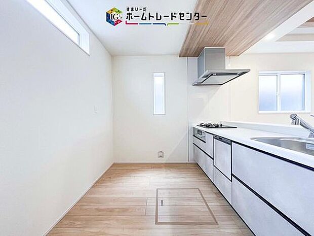 【キッチン】キッチンスペースはご家族みんなで作業ができるスペースを確保しております。みんなで楽しくお料理やお片付けをすれば、家事の時間も家族のコミュニケーションの時間に変わります。