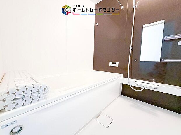【【浴室】】一坪タイプのユニットバスは、足をしっかりと延ばして一日の疲れを癒すことが可能です。浴室暖房乾燥機も完備しておりますので、カビの心配が無いのはもちろん、雨の日のお洗濯物はお風呂で乾かせます。