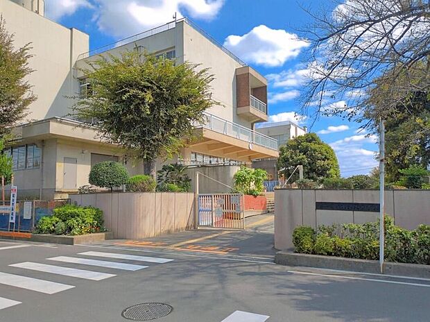 越谷市立大沢北小学校(約567m)