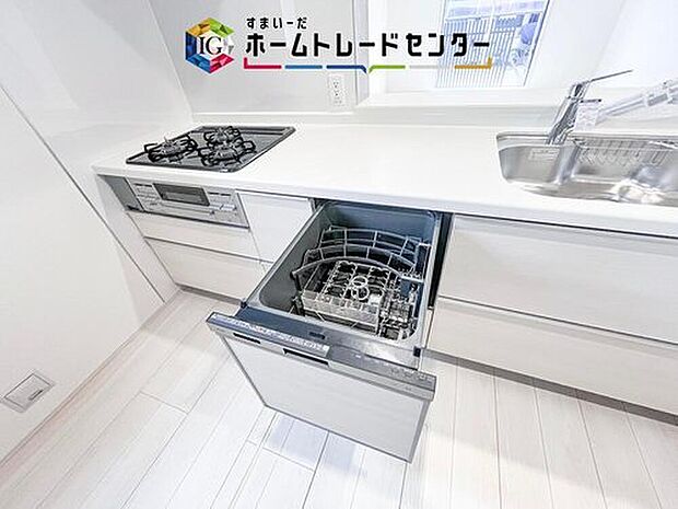 【【食洗機】】忙しいご家庭の味方、後片付けもラクラクなビルトイン食洗機付き。洗い終わった食器の水切りや乾燥としても便利です。