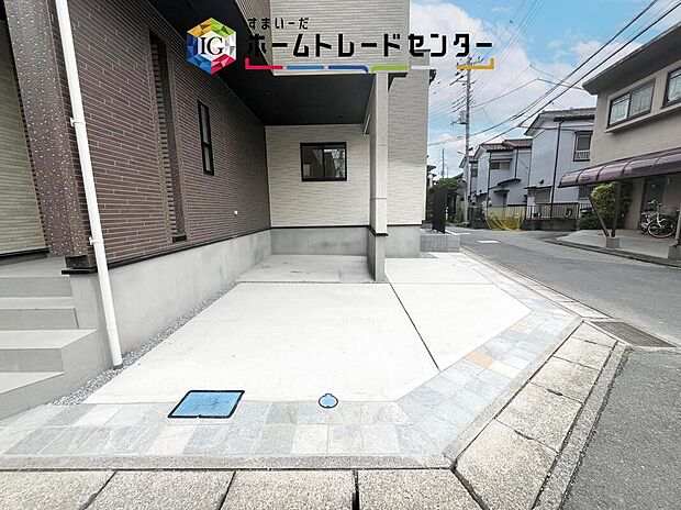 【カースペース】カースペースが2台分ございますので、家族分の自転車を駐輪したり、急な来客用の駐車スペースとしてもお使いいただけます。
