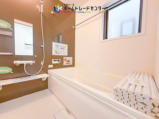 【【浴室】】一坪タイプのユニットバスは、足をしっかりと延ばして一日の疲れを癒すことが可能です。浴室暖房乾燥機も完備しておりますので、カビの心配が無いのはもちろん、雨の日のお洗濯物はお風呂で乾かせます。