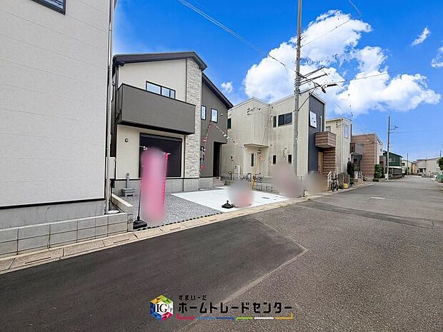 【前面道路含む現地写真】建物周囲全体に開口部を設けていますので、大変風通しの良い物件です。風通しの良さは、住んでいるときの気持ちよさだけでなく、湿気対策として建物の寿命にも関わる大切なポイントです。快適に長くお住まい下さい。