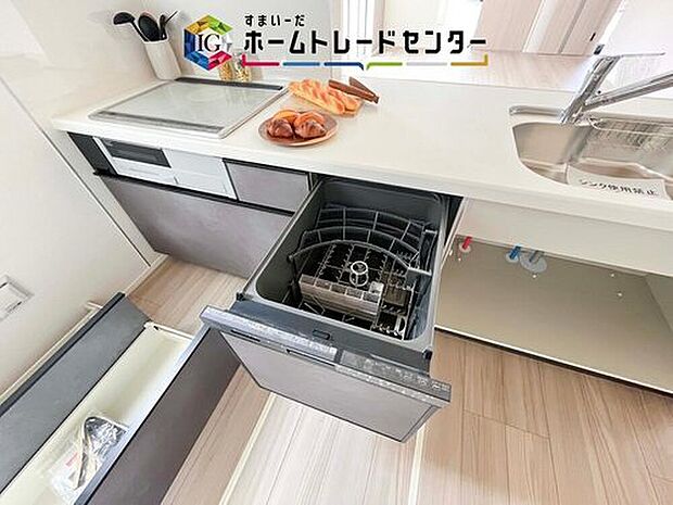 【【食器洗浄乾燥機】】後片付けもラクラクなビルトイン食洗機付き。洗い終わった食器の水切りや乾燥としても便利です。