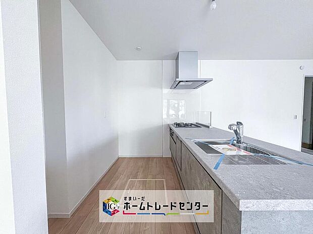 【【システムキッチン】】キッチンスペースは家族で作業が出来るよう広めにとりました。みんなで楽しくお料理をすれば、より美味しい食事が創れそうです。そしてお料理好きなお子様が育つかも、もちろん片付けもみんなでできます。