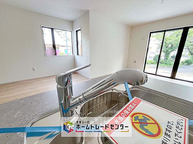【【浄水器】】浄水カートリッジ内蔵で場所を取らずに見た目もスッキリ。ノズルはシャワーヘッドになっておりお掃除も楽々です。