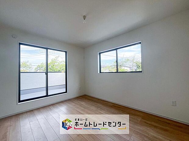 【リビング以外の居室】2面採光の洋室です。窓からの眺望もよくなり視界が広いので、部屋にいても飽きません、そしてもちろん大切なのは明るさと風通し、明るい日差しと心地よい風で自分のお部屋でくつろげる贅沢をご提供します。