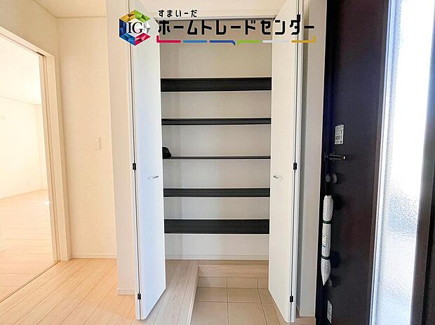 【玄関収納】玄関に備え付けのシューズボックス。大容量の収納力でご家族の履物もすっきり収納できます♪片付けが楽になる豊富な収納は、日々のストレス軽減にもつながります。
