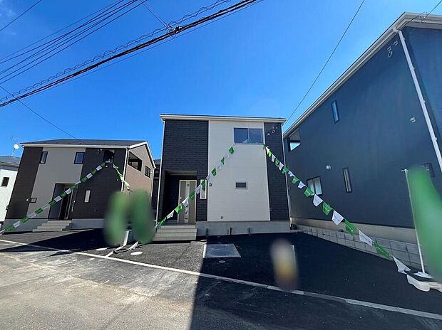 【【敷地内駐車場】】目の届きやすい場所に駐車場があるので安心感があります。また、荷物をたくさん持った状態でも車を降りてすぐ建物内に入ることができ、子どもを持つファミリー世帯にもおすすめです。